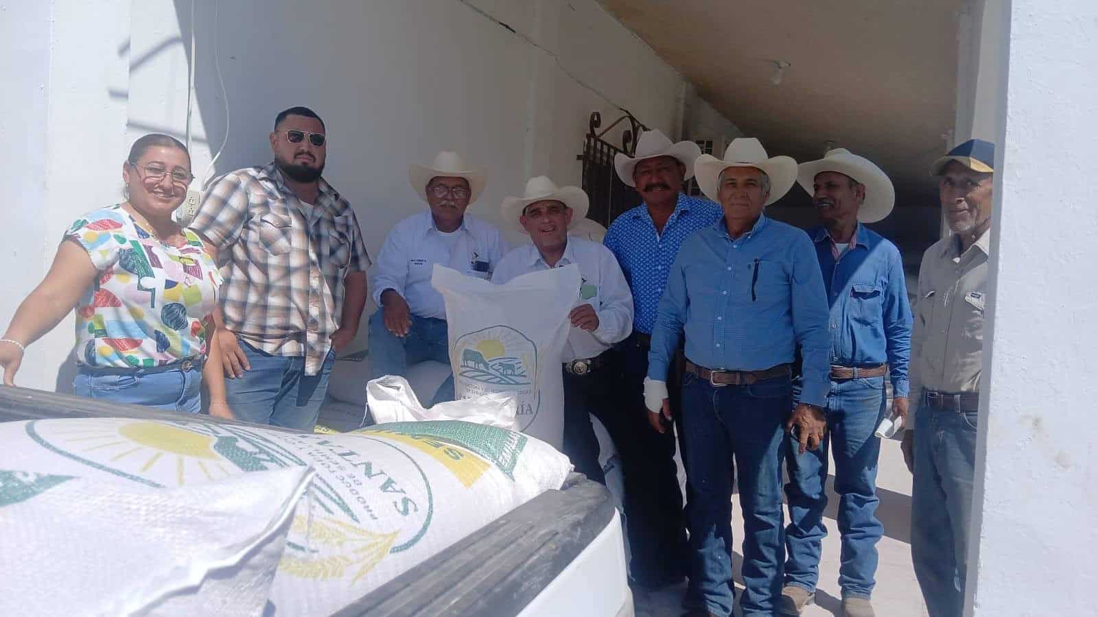 Impulsan campo y hogares en Nava con entrega de semilla y apoyos para el agua