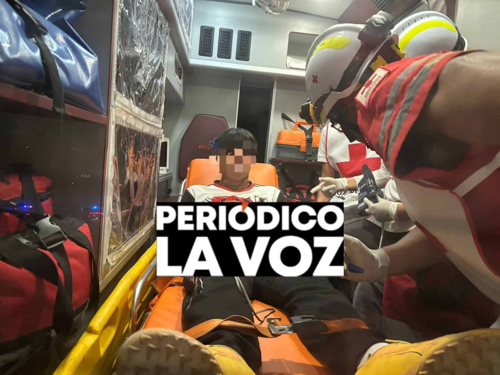 ¡Con todo y moto!  Se enreda menor  en cables sueltos