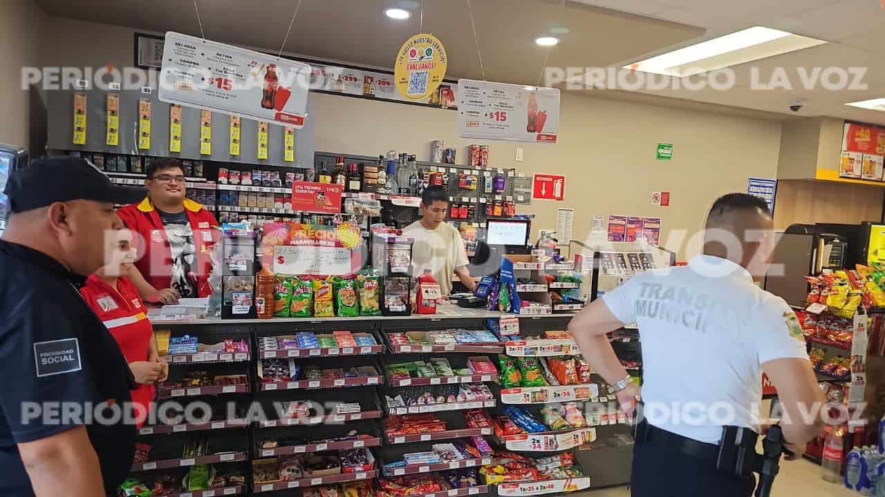 Movilización policiaca tras asalto en tienda de conveniencia