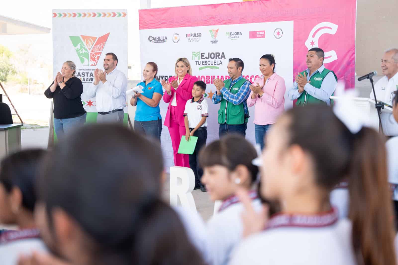 Entrega de mobiliario escolar para mejorar condiciones educativas
