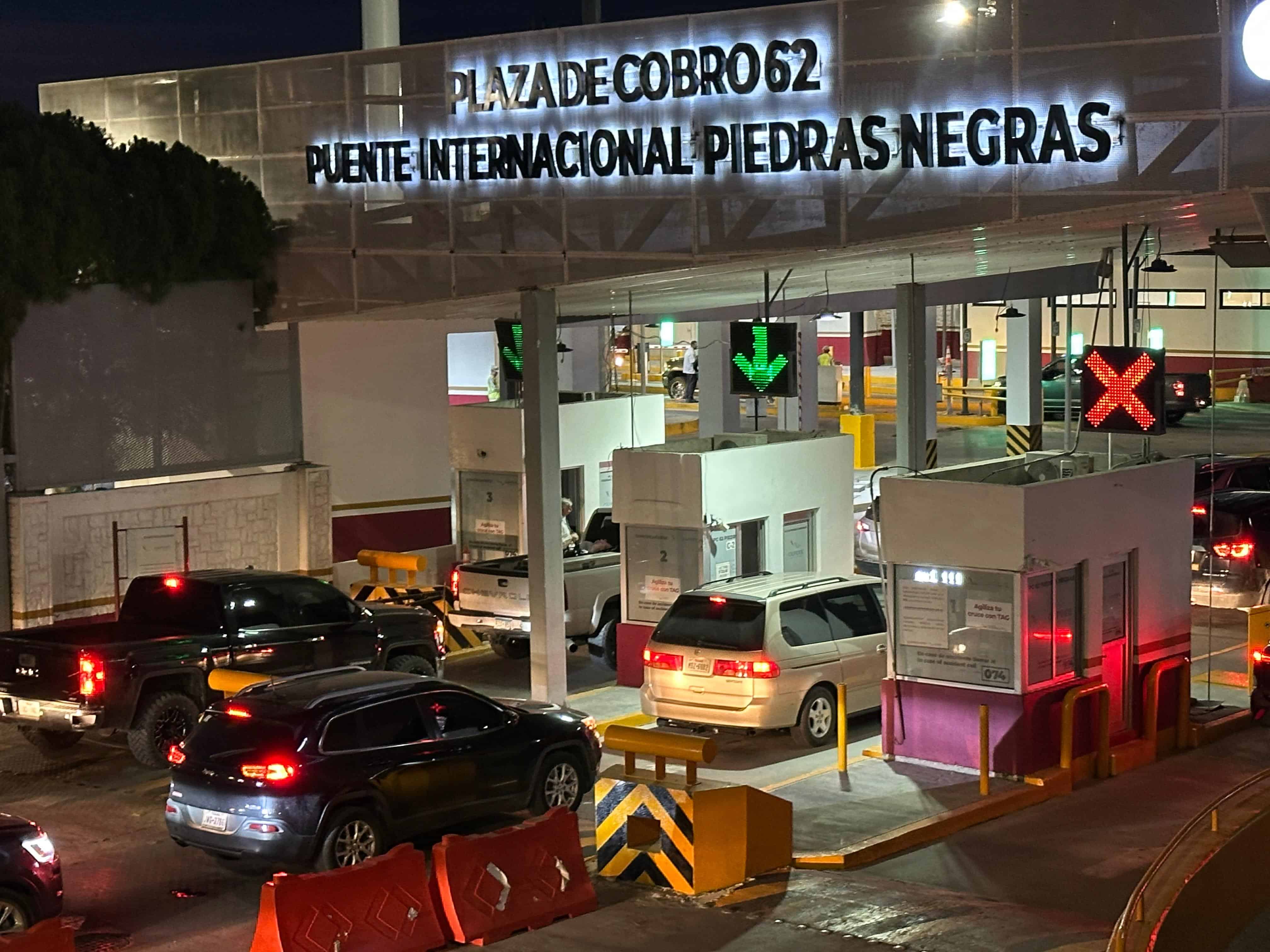 Caen los cruces en auto en Eagle Pass, pero aumentan los camiones y peatones