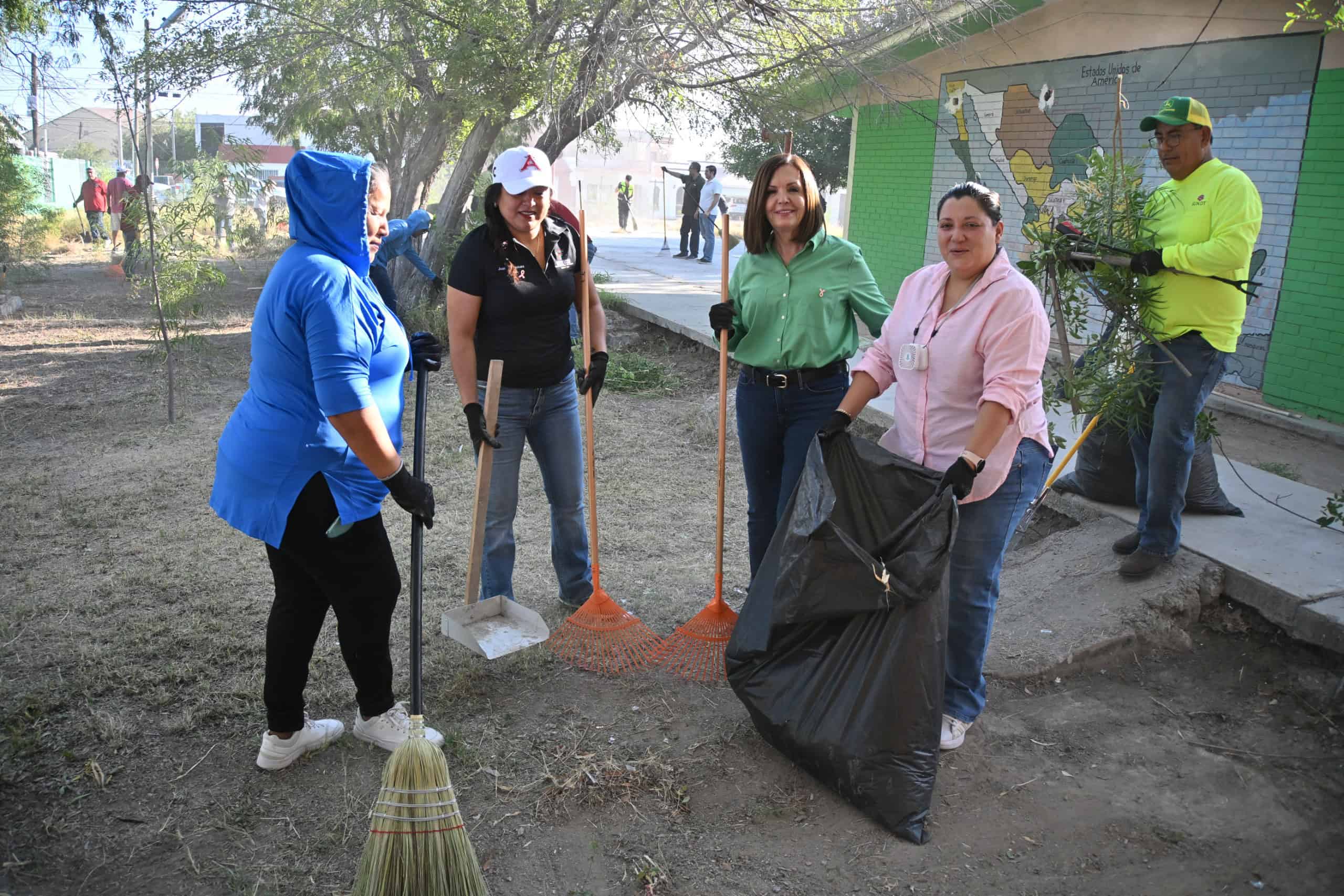 Alcaldesa Sari Pérez Cantú lidera jornada de limpieza en Escuela Venustiano Carranza
