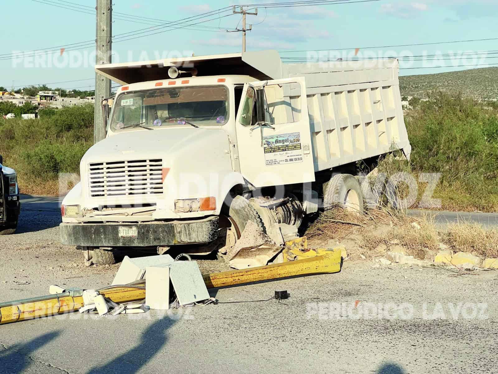Martín García ileso tras accidente por llanta desprendida en Monclova