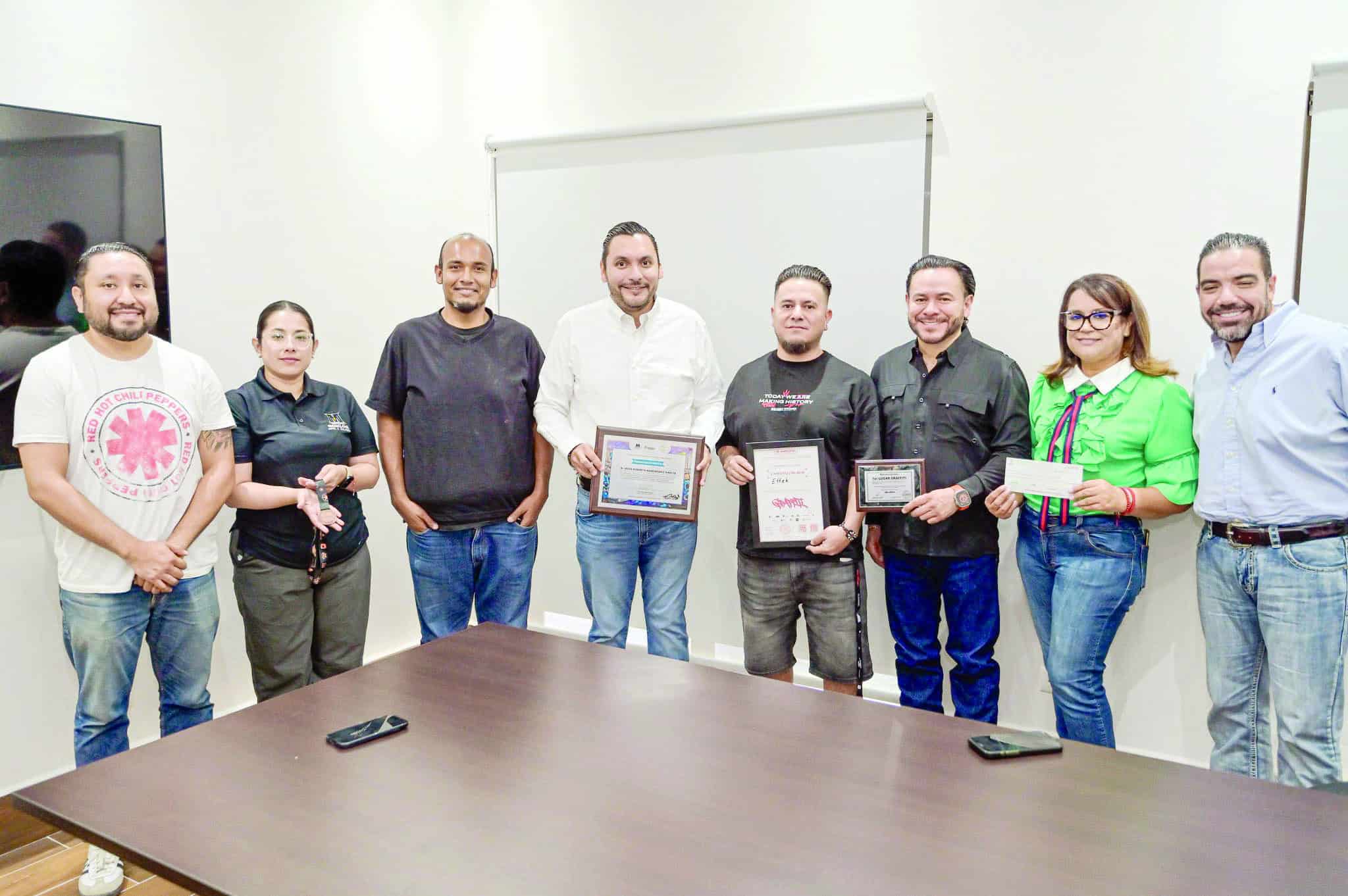 Alcalde de Monclova reconoce a Efeck por triunfo en competencia de arte urbano