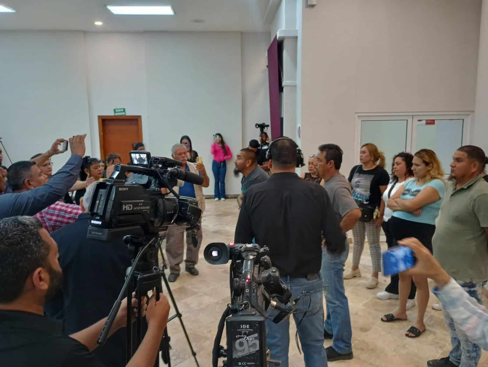 Irrumpen vecinos conferencia de Jacobo por barda de Ferromex