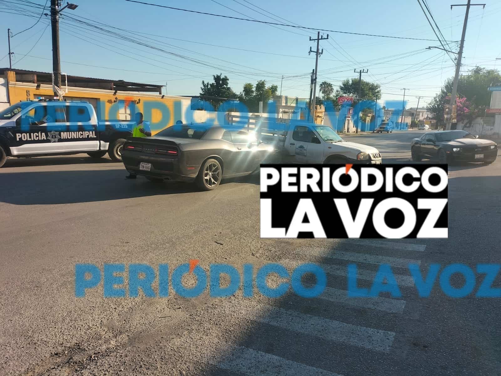 Le cierra paso a auto deportivo