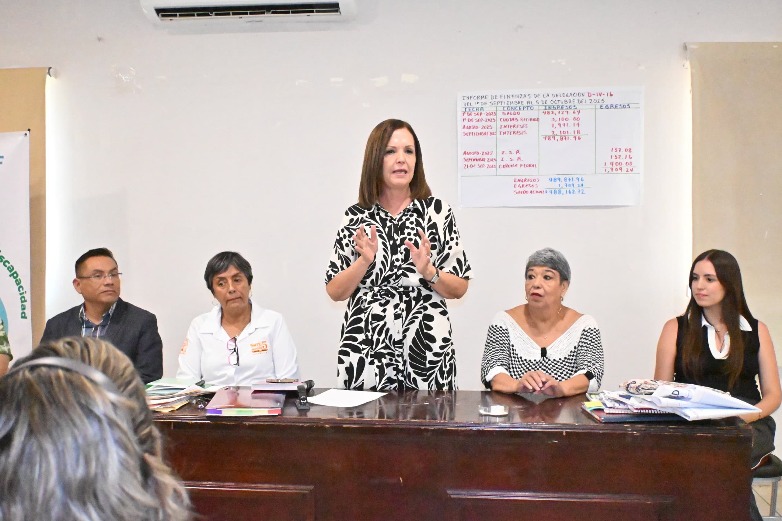 Alcaldesa Sari Pérez Cantú dialoga con maestros jubilados en Frontera