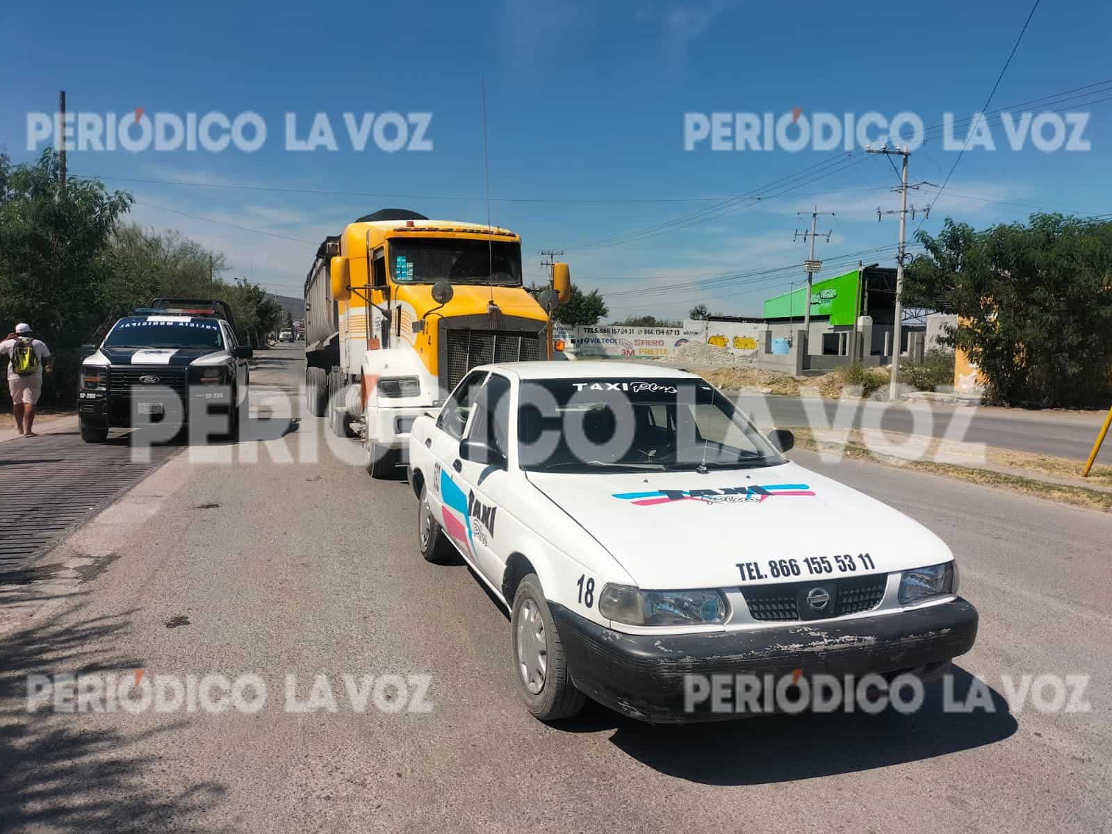 Taxi embestido por tráiler en Monclova: sin heridos