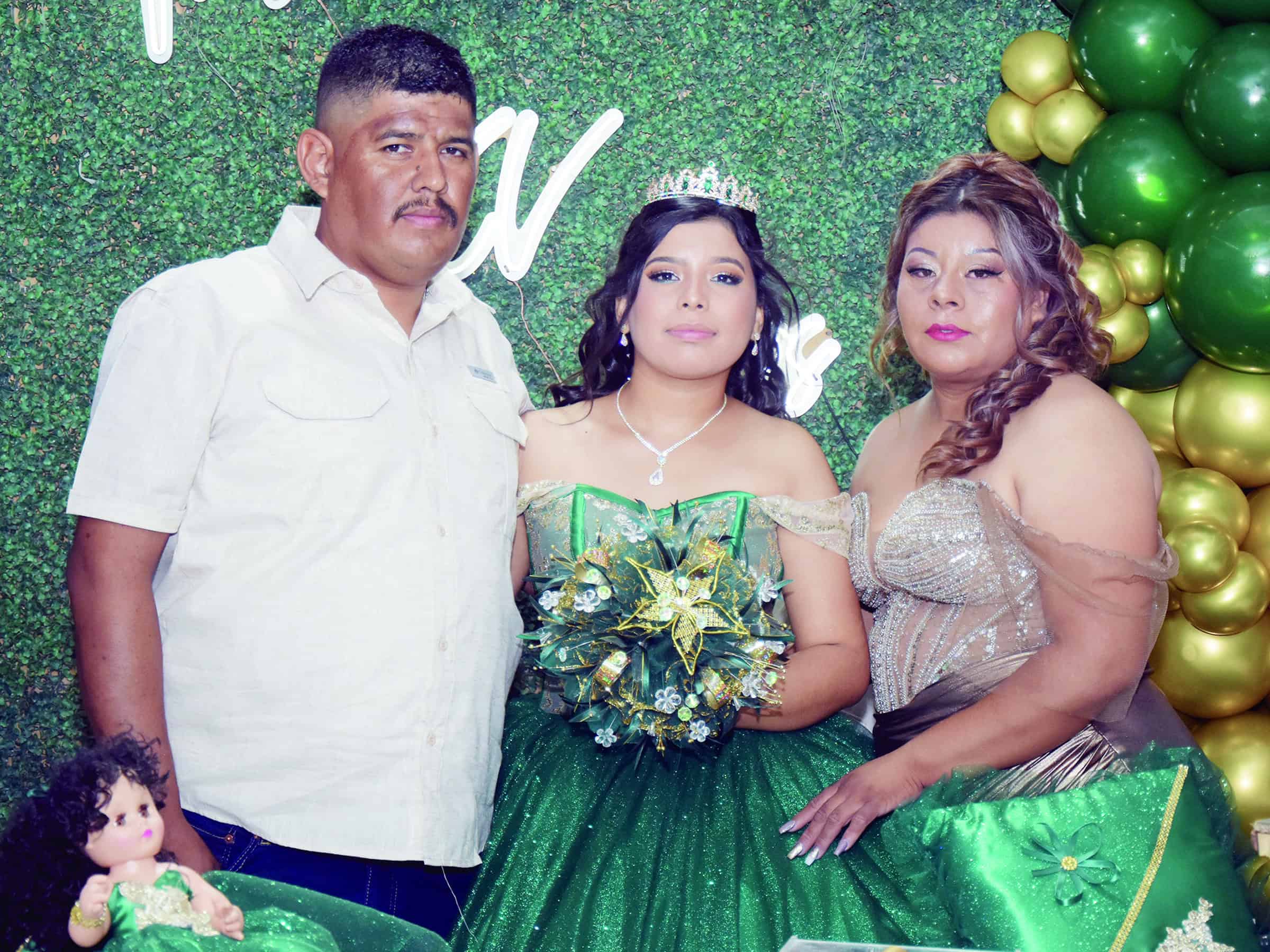 Ángela Berenice Lara De la Cruz festeja sus quince años
