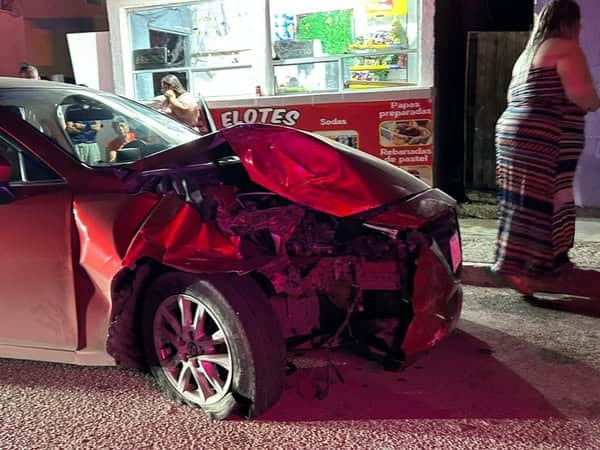 Consigan a sujeto  que chocó vehículos en la colonia Acoros