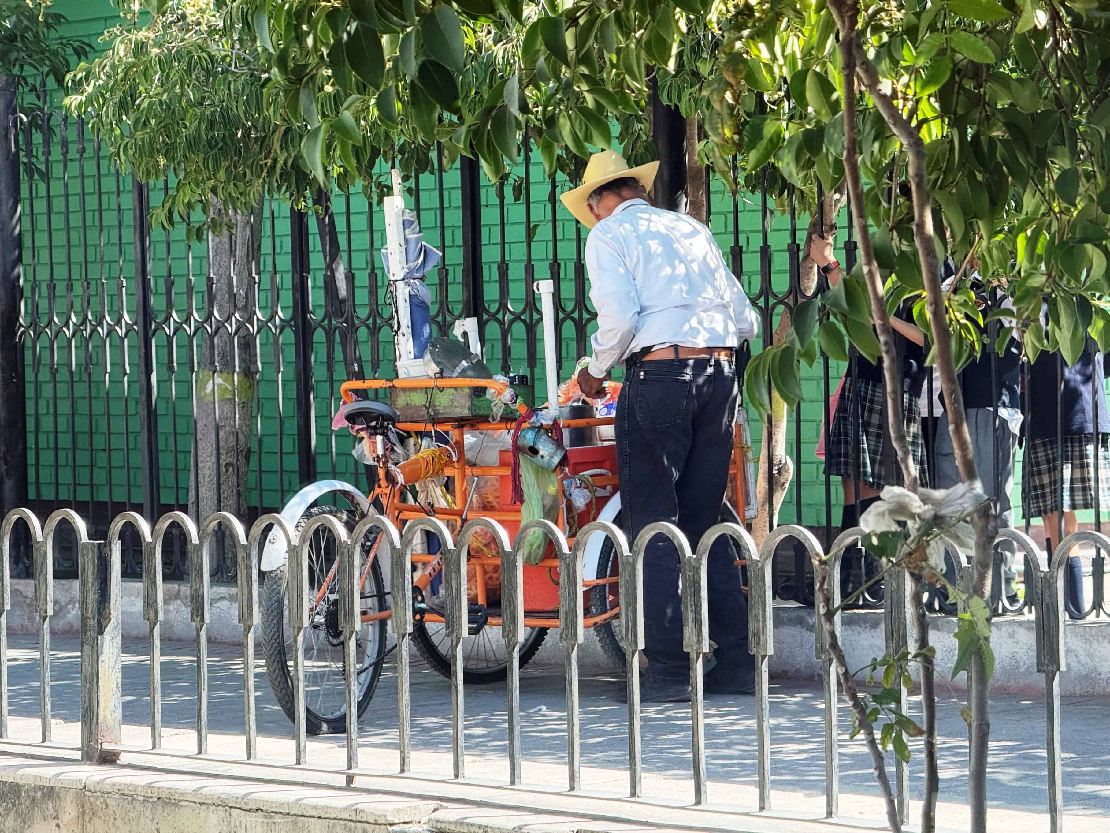 Venta de comida chatarra desafía prohibición en escuela de Ramos Arizpe