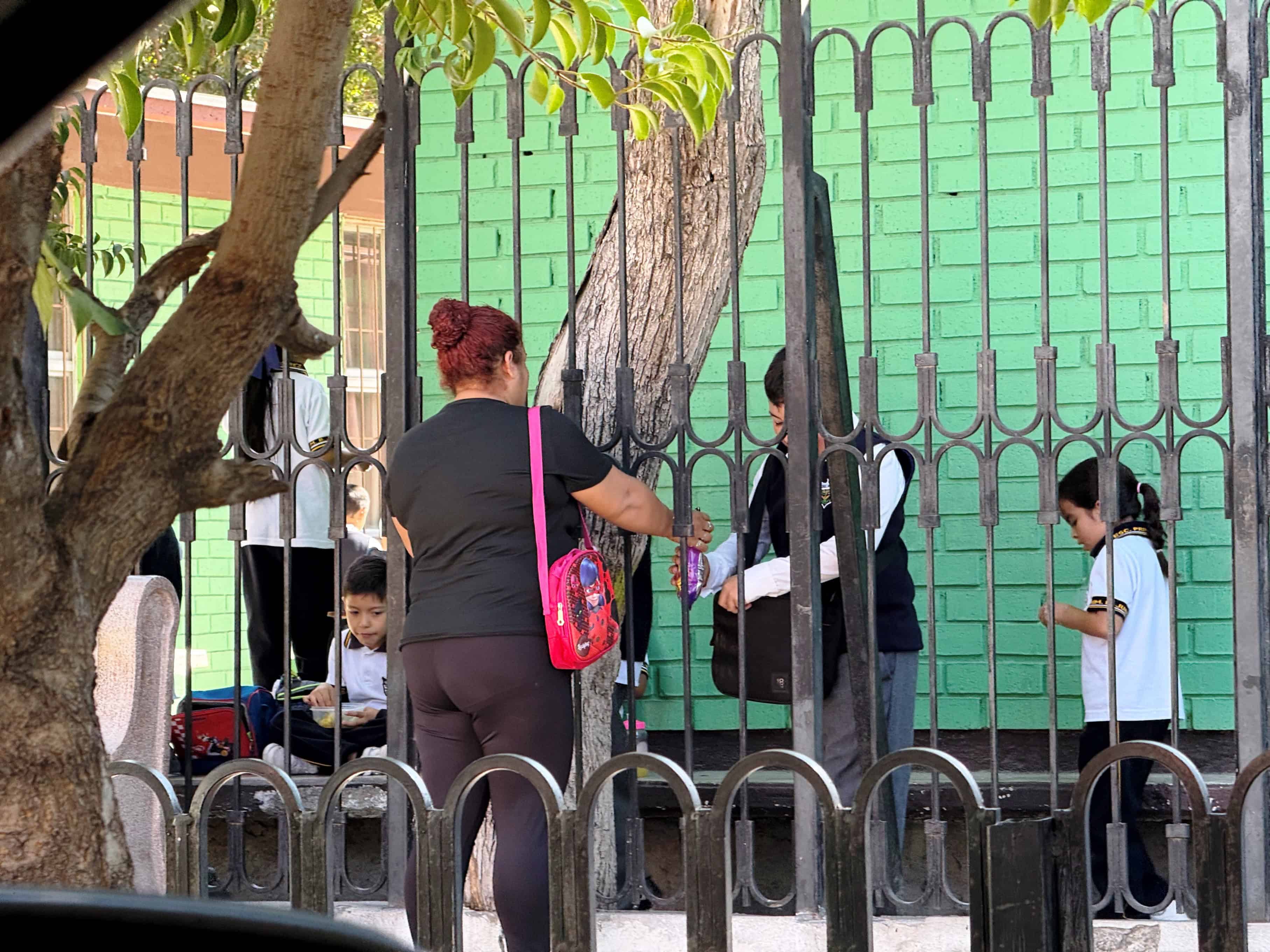 Venta de comida chatarra desafía prohibición en escuela de Ramos Arizpe