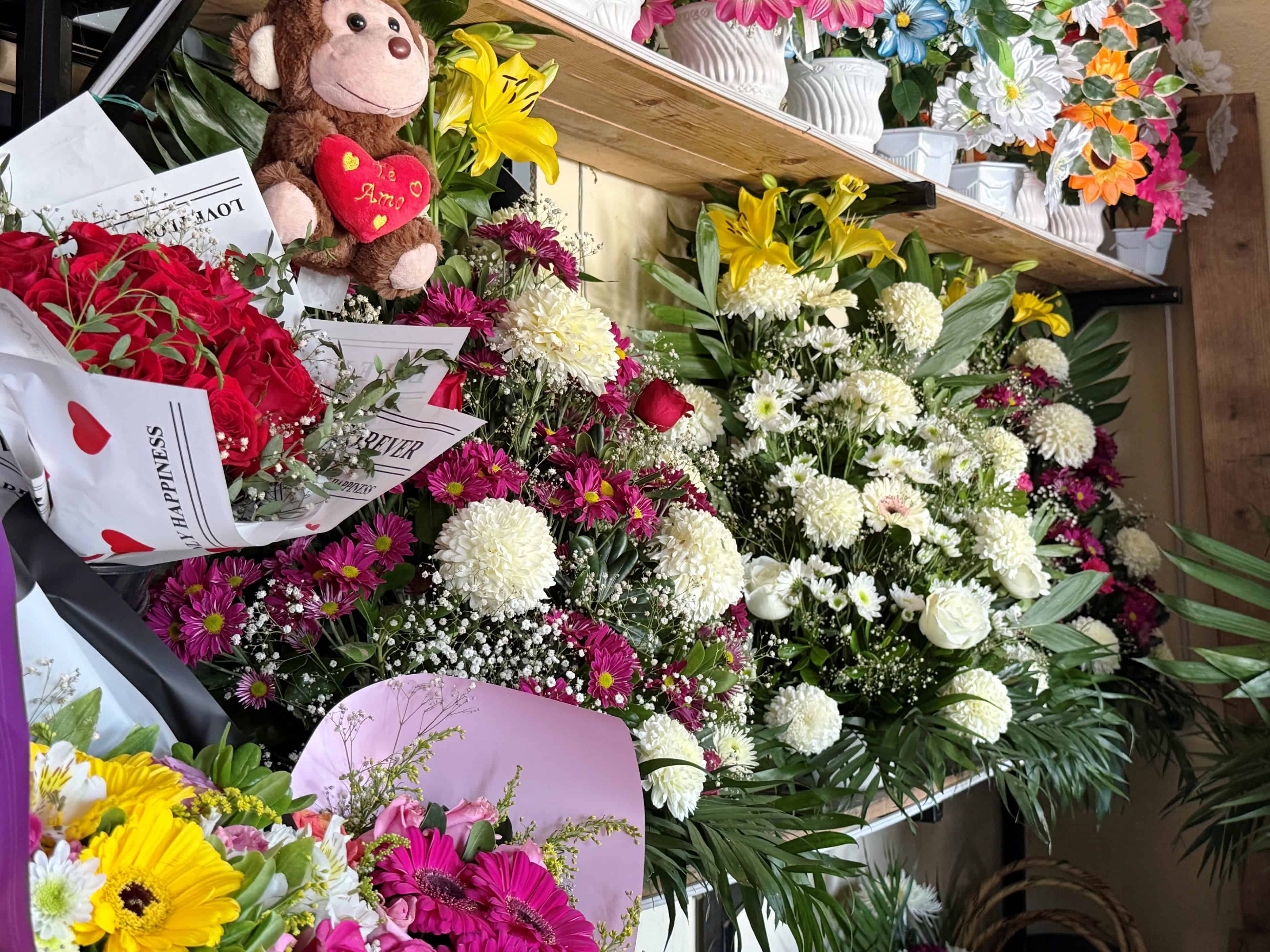 Floristas enfrentan bajas ventas y apuestan al Día de Muertos