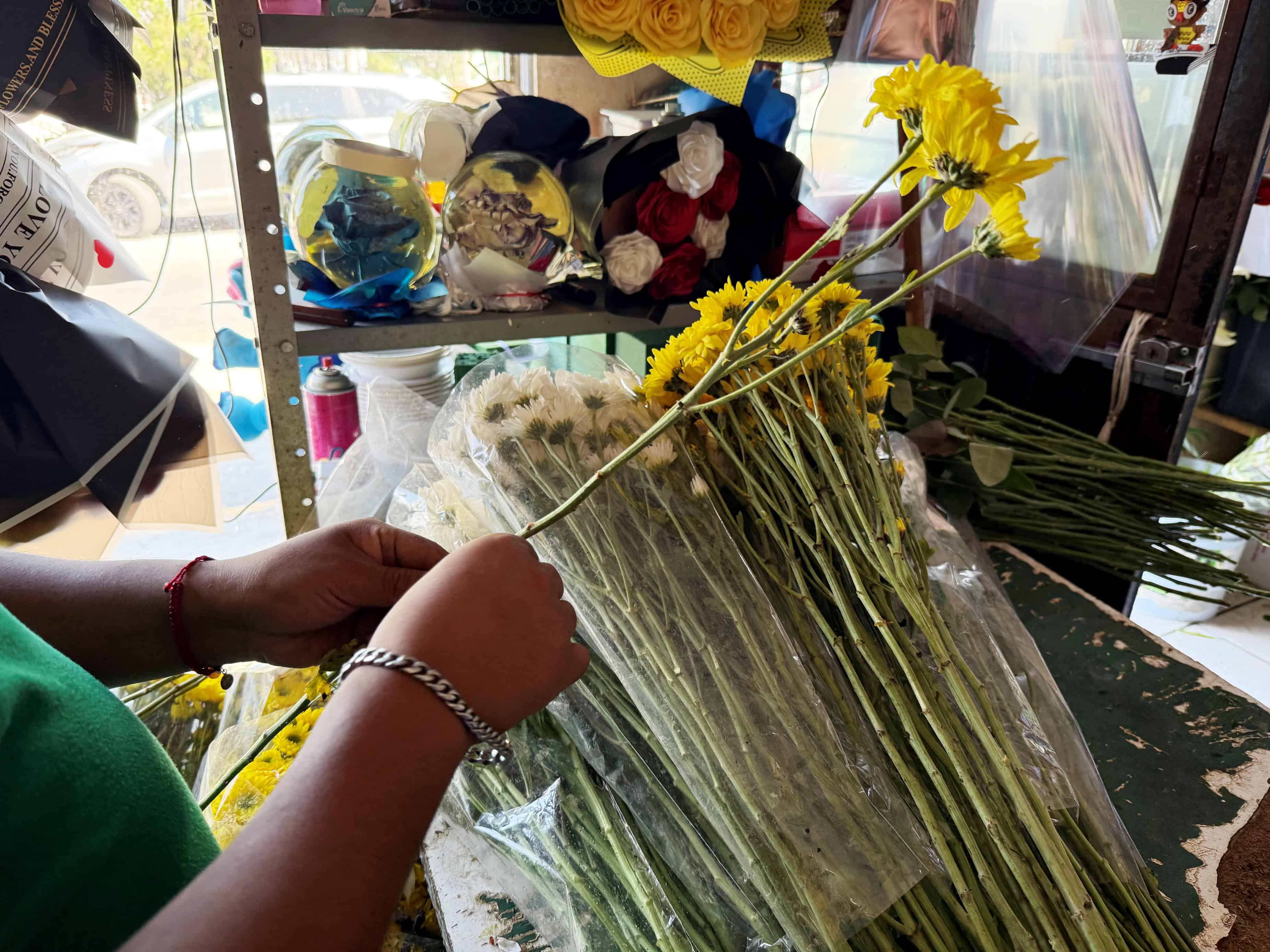 Floristas enfrentan bajas ventas y apuestan al Día de Muertos