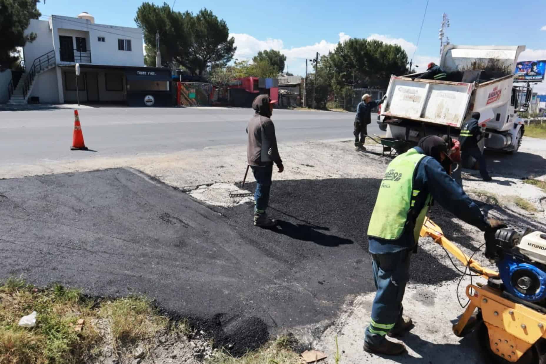 Programa Aquí Andamos Realiza Trabajos de Bacheo en Saltillo