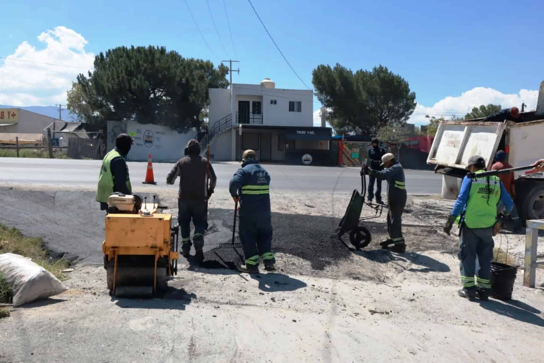 Programa Aquí Andamos Realiza Trabajos de Bacheo en Saltillo