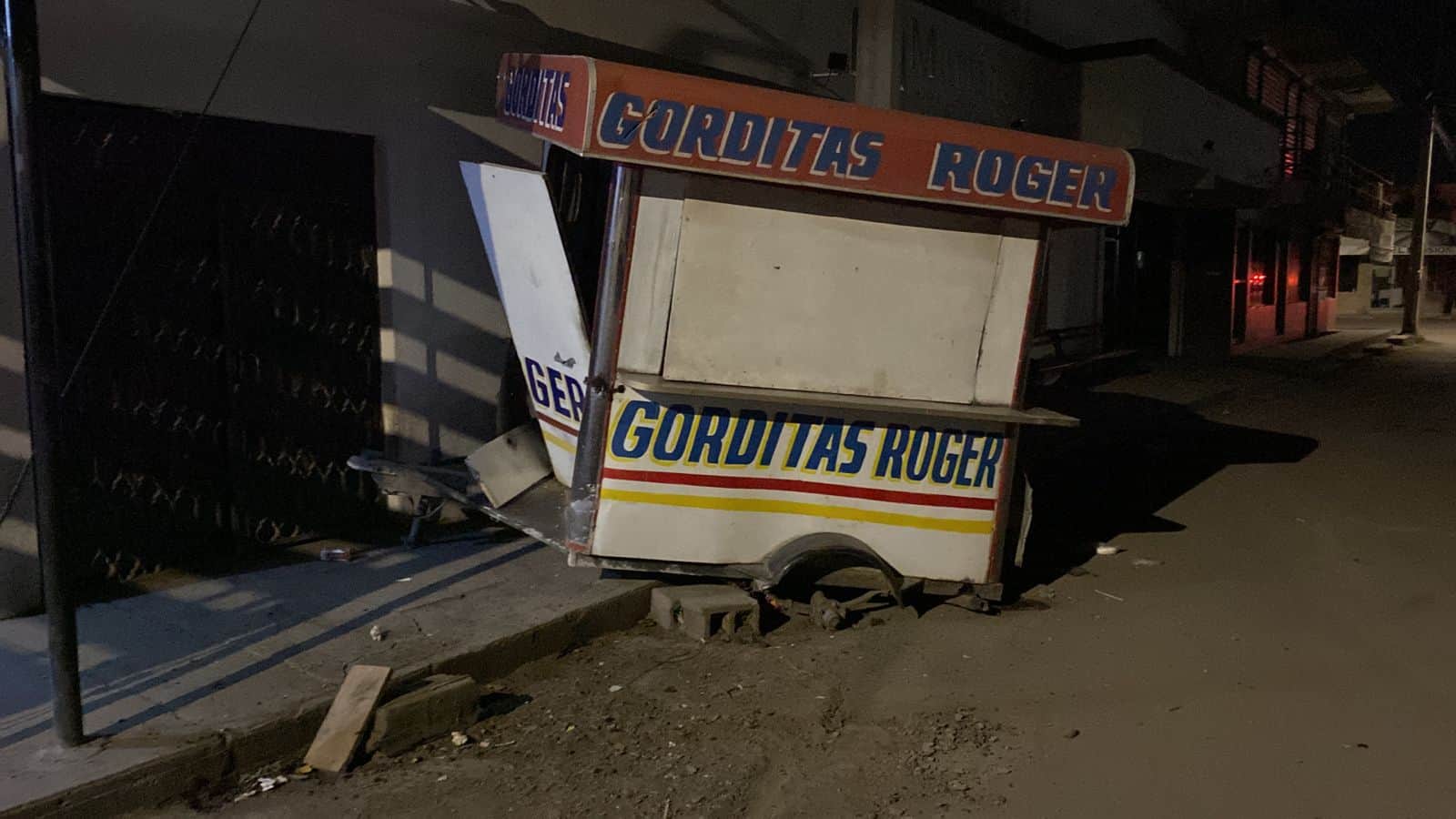 Impacto de camioneta en puesto de comida afecta funeraria en Villa de Palaú