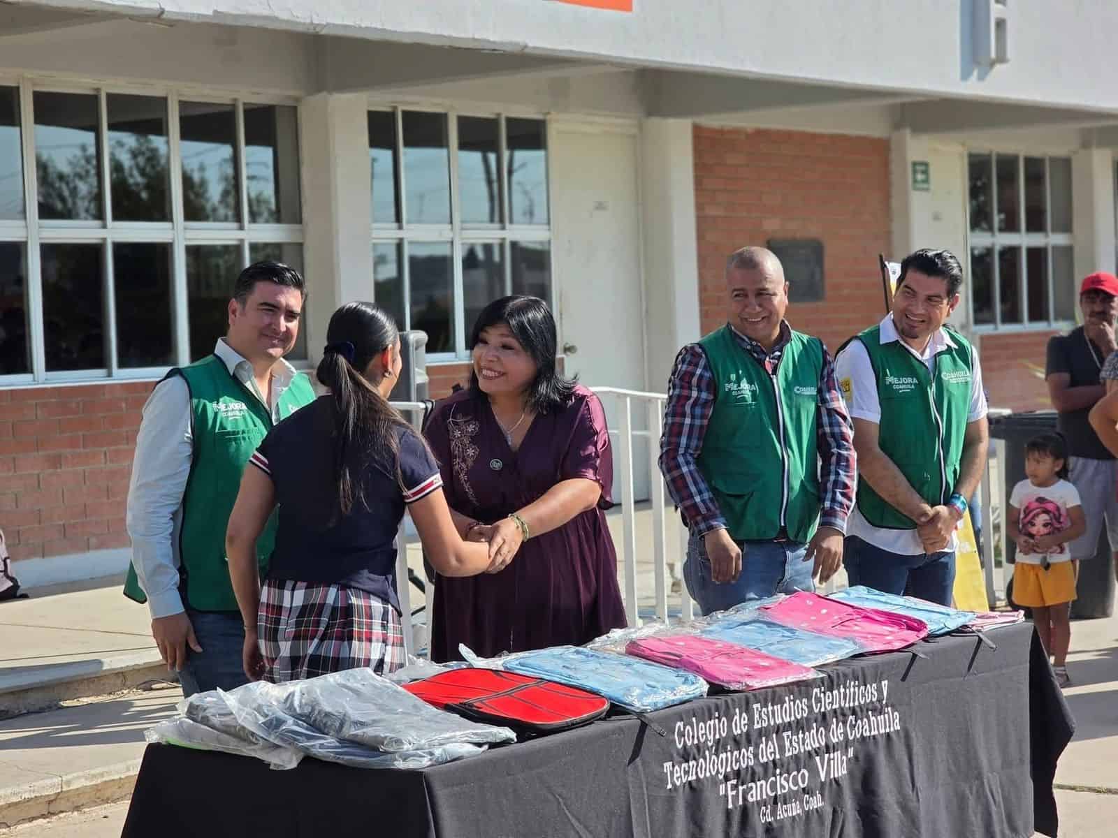 Entregan mochilas escolares a estudiantes del Cecytec en Ciudad Acuña