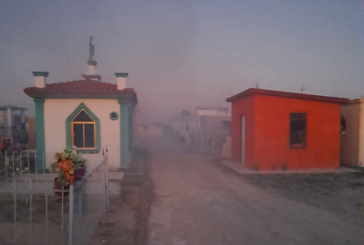 Fumigan panteón municipal en Nava para prevenir brotes de dengue