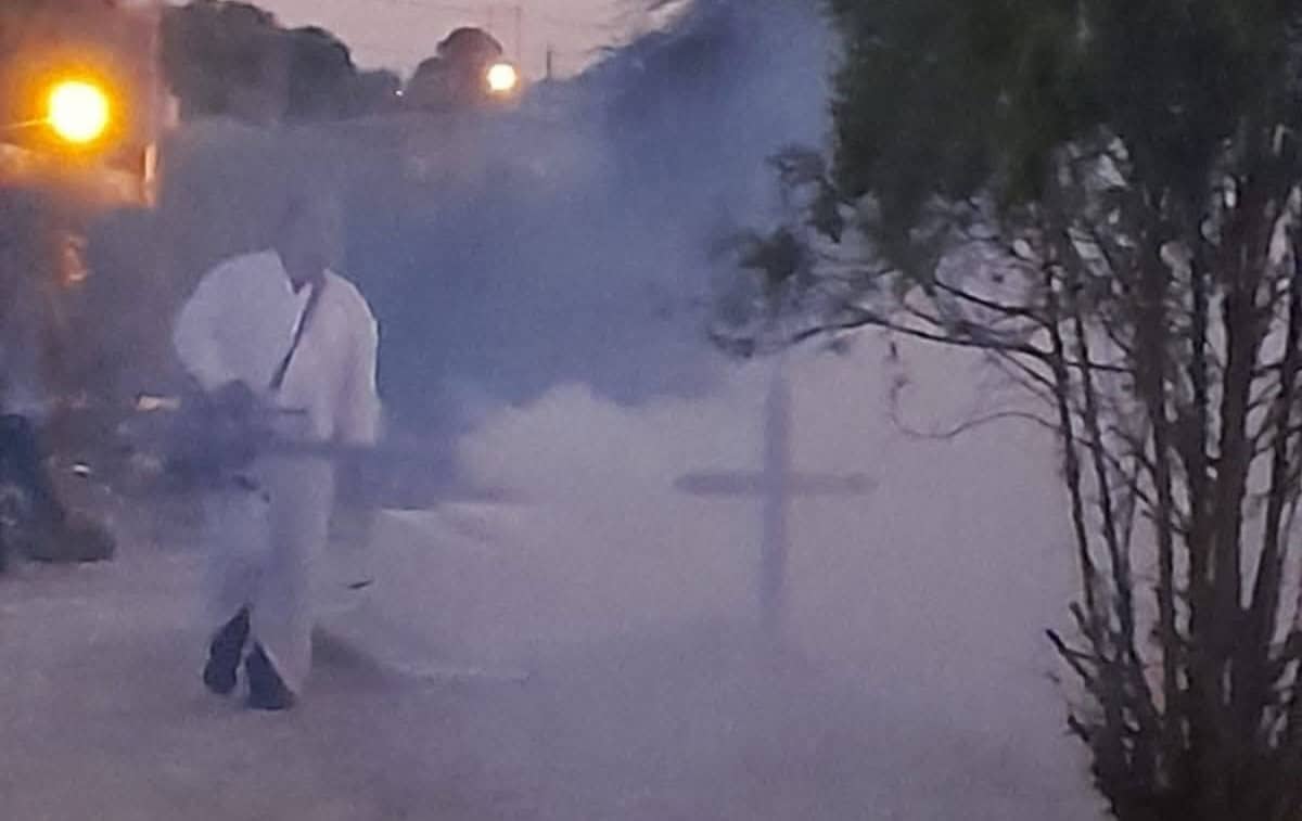 Fumigan panteón municipal en Nava para prevenir brotes de dengue