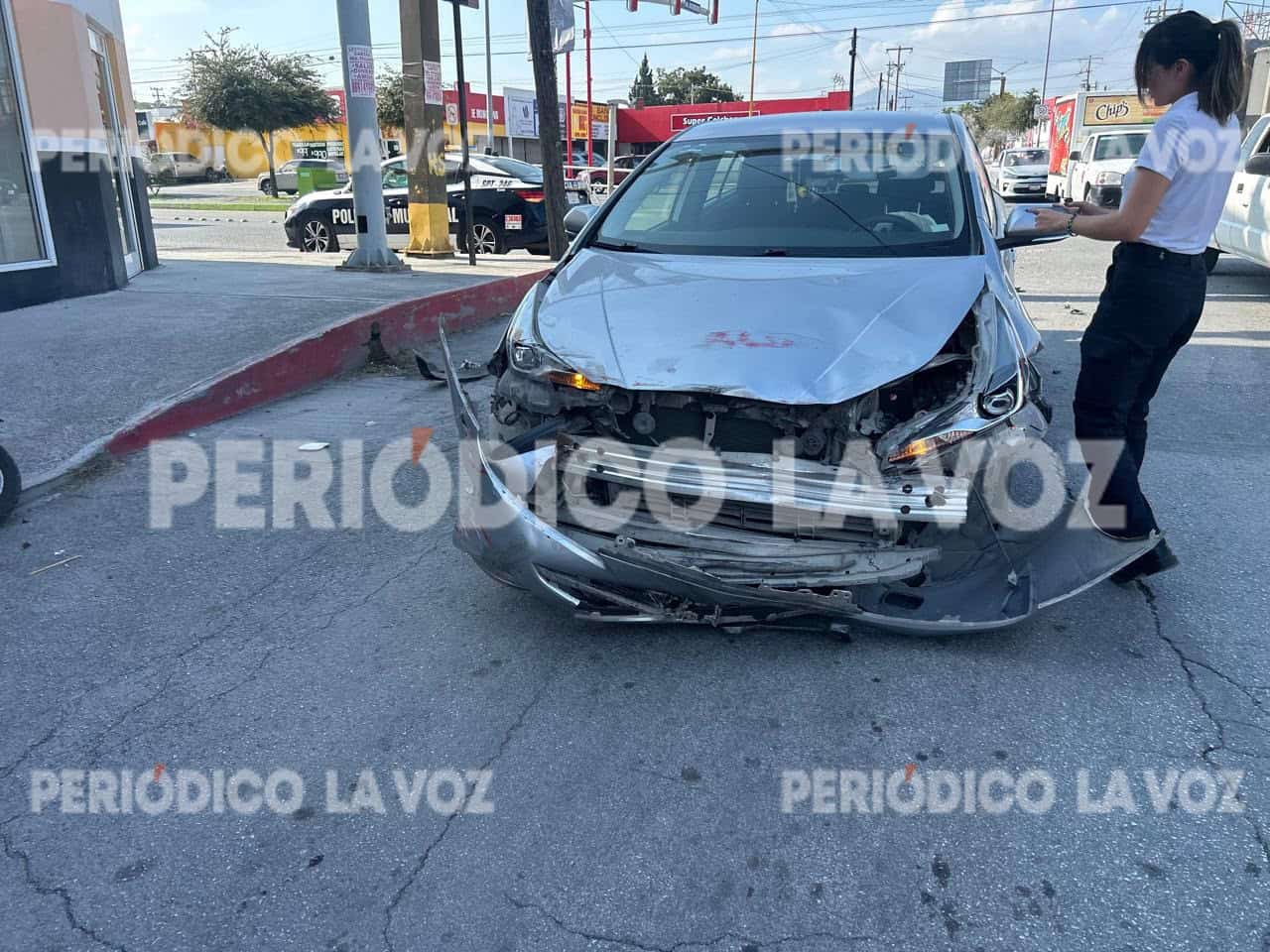 Accidente en Monclova por conductor que desobedece semáforo