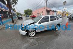 Conductora choca y huye