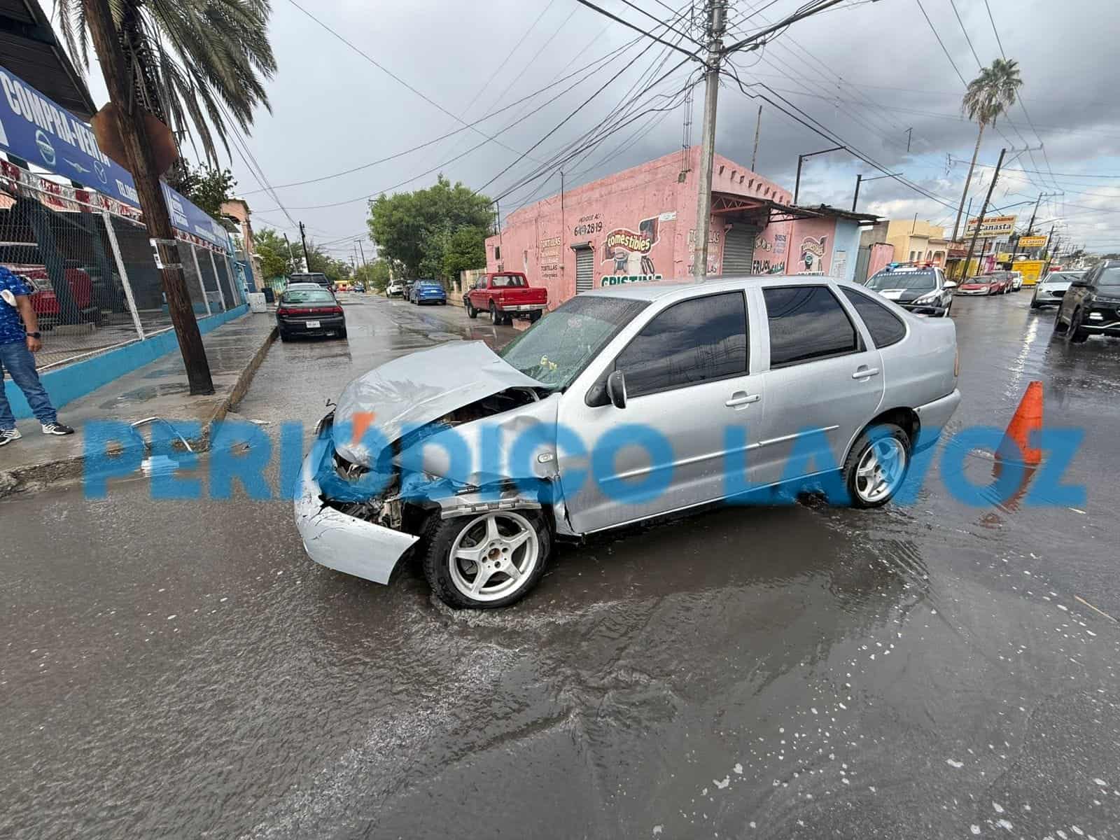 Conductora choca y huye