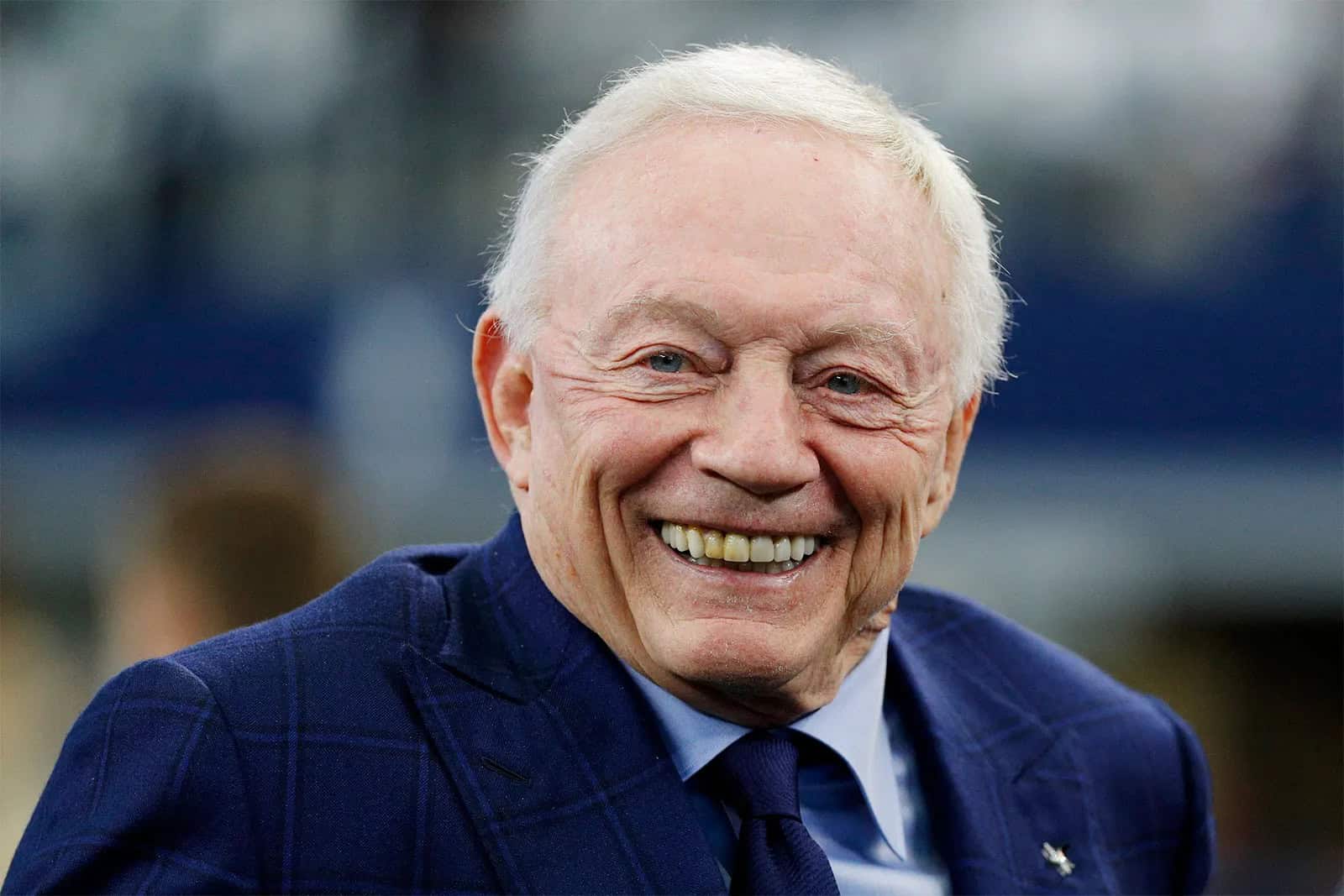 Jerry Jones multado con 250,000 dólares por gesto obsceno en la NFL