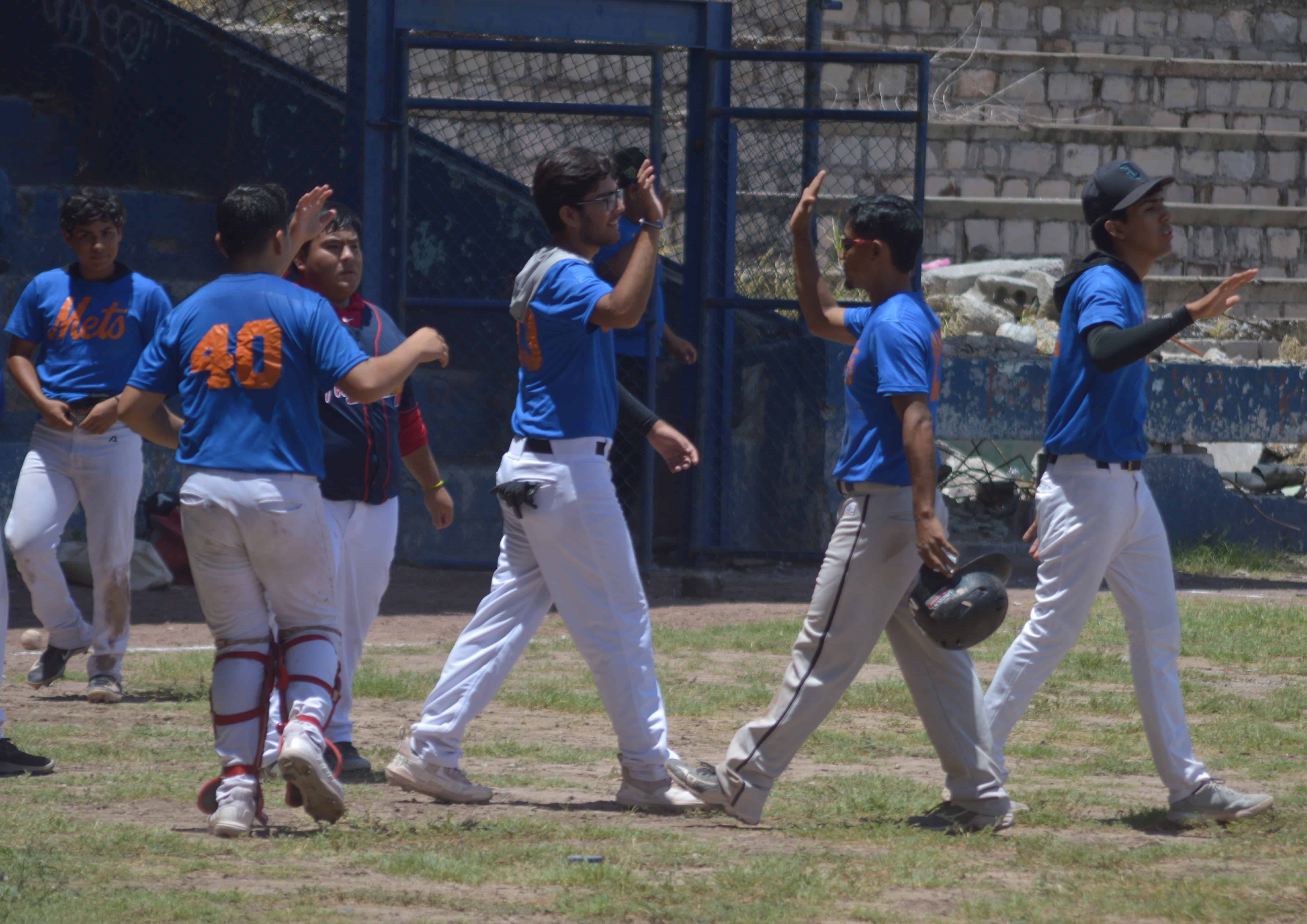 Mets se acercan al liderato al vencer a los Gallos