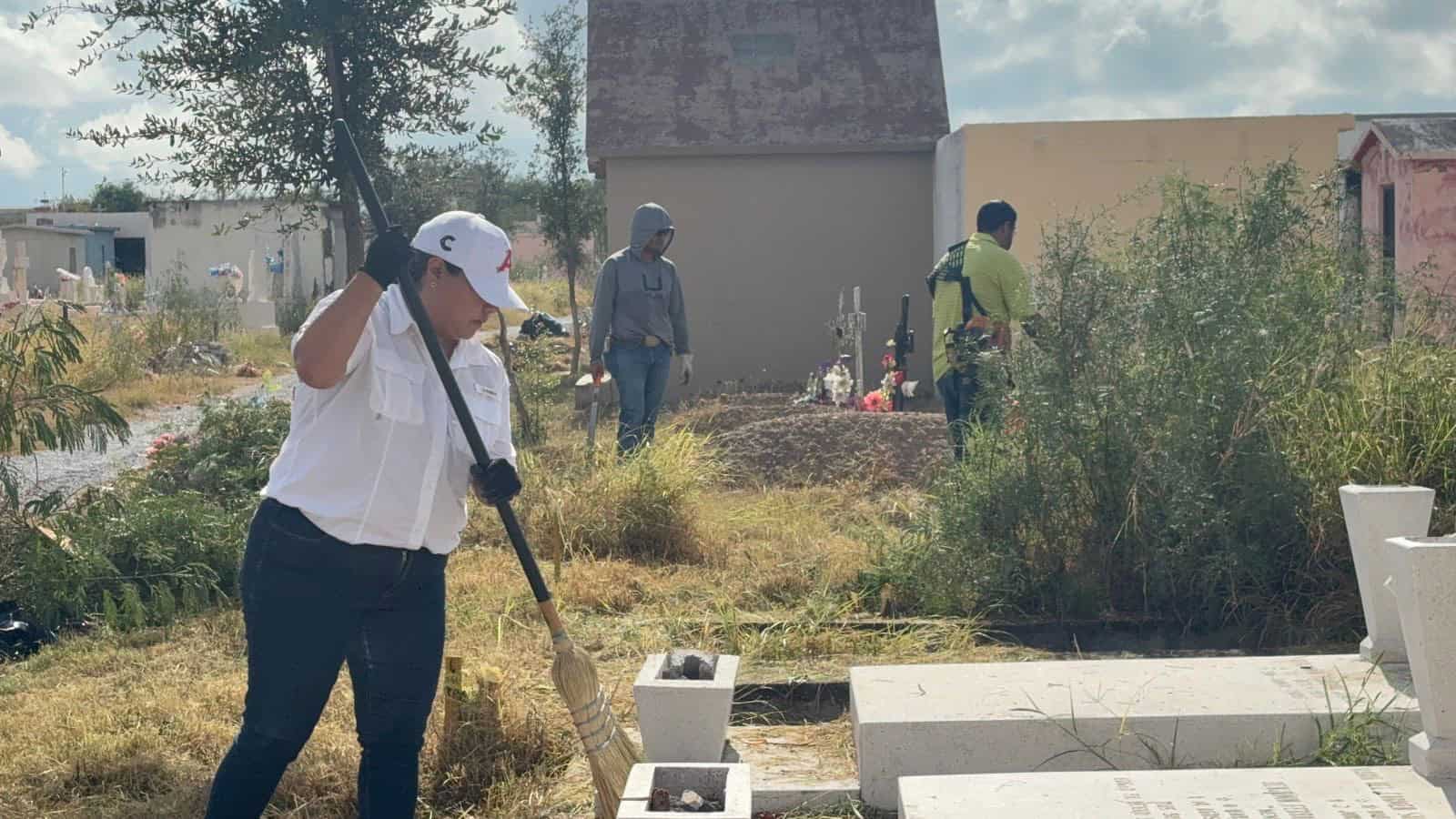 Trabajadores municipales se unen a la alcaldesa para limpiar panteón Dolores