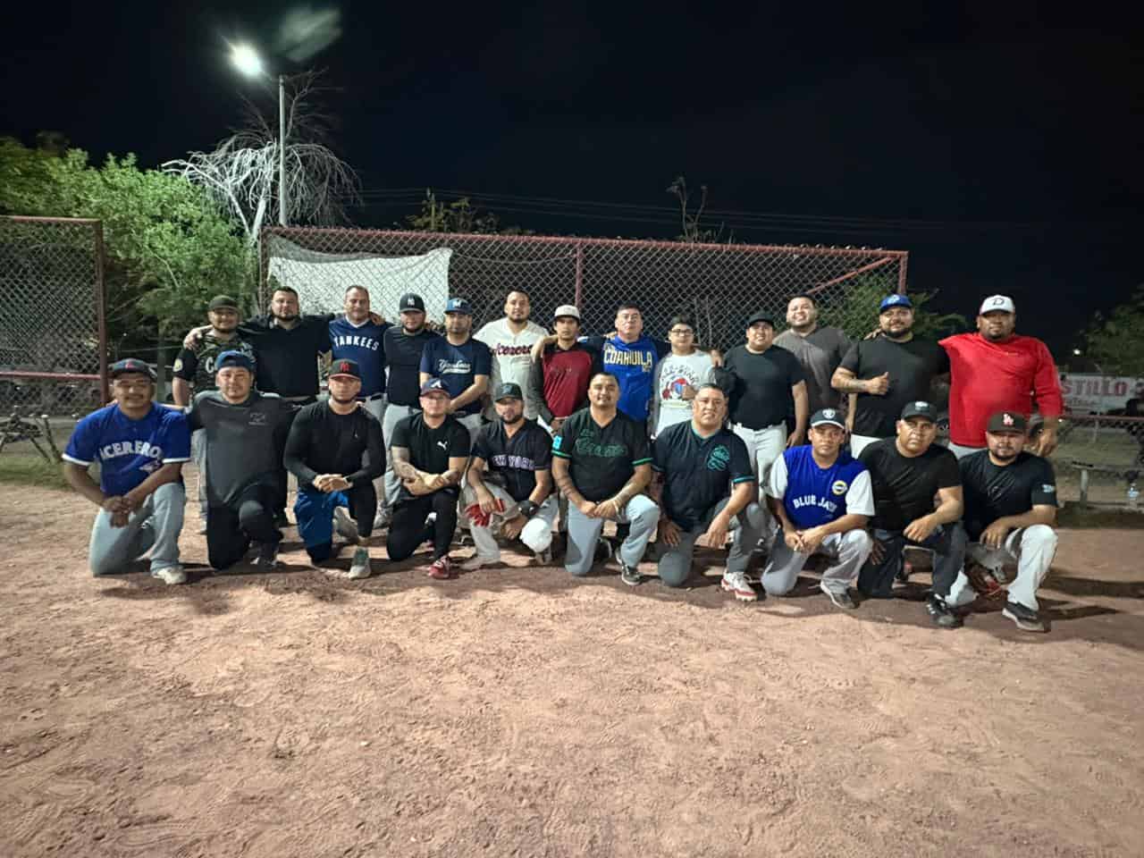 Juan M. Aguilar lidera victoria de Sección 29 en Softbol