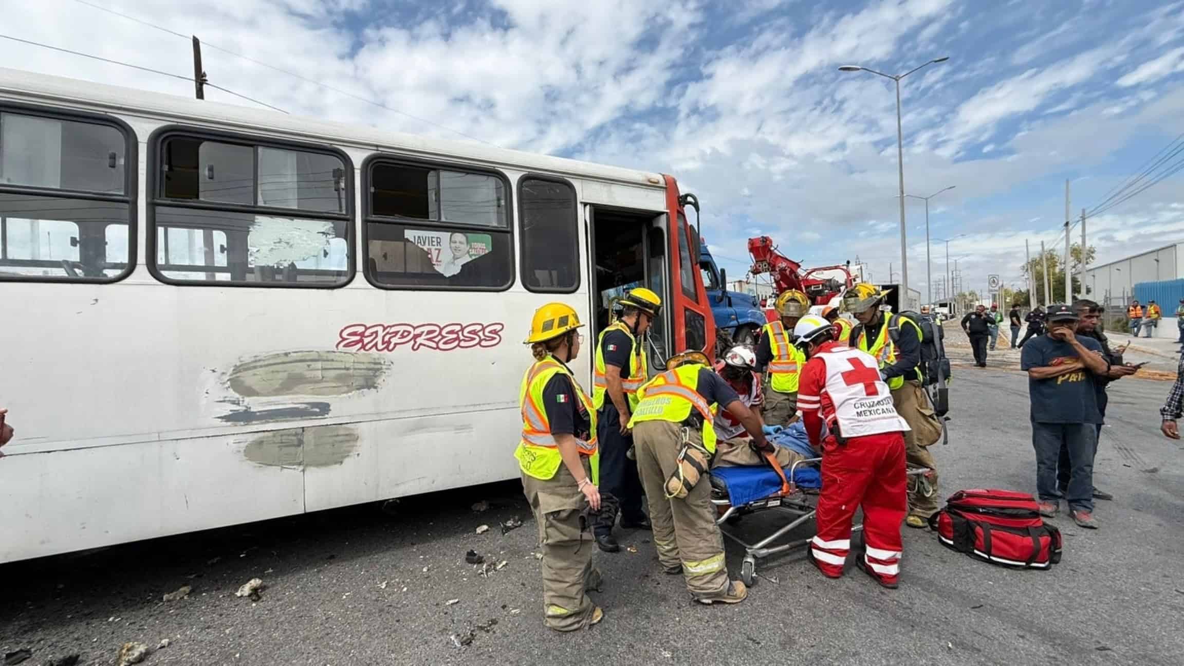 Fuerte choque entre tráiler y transporte público en Ramos Arizpe