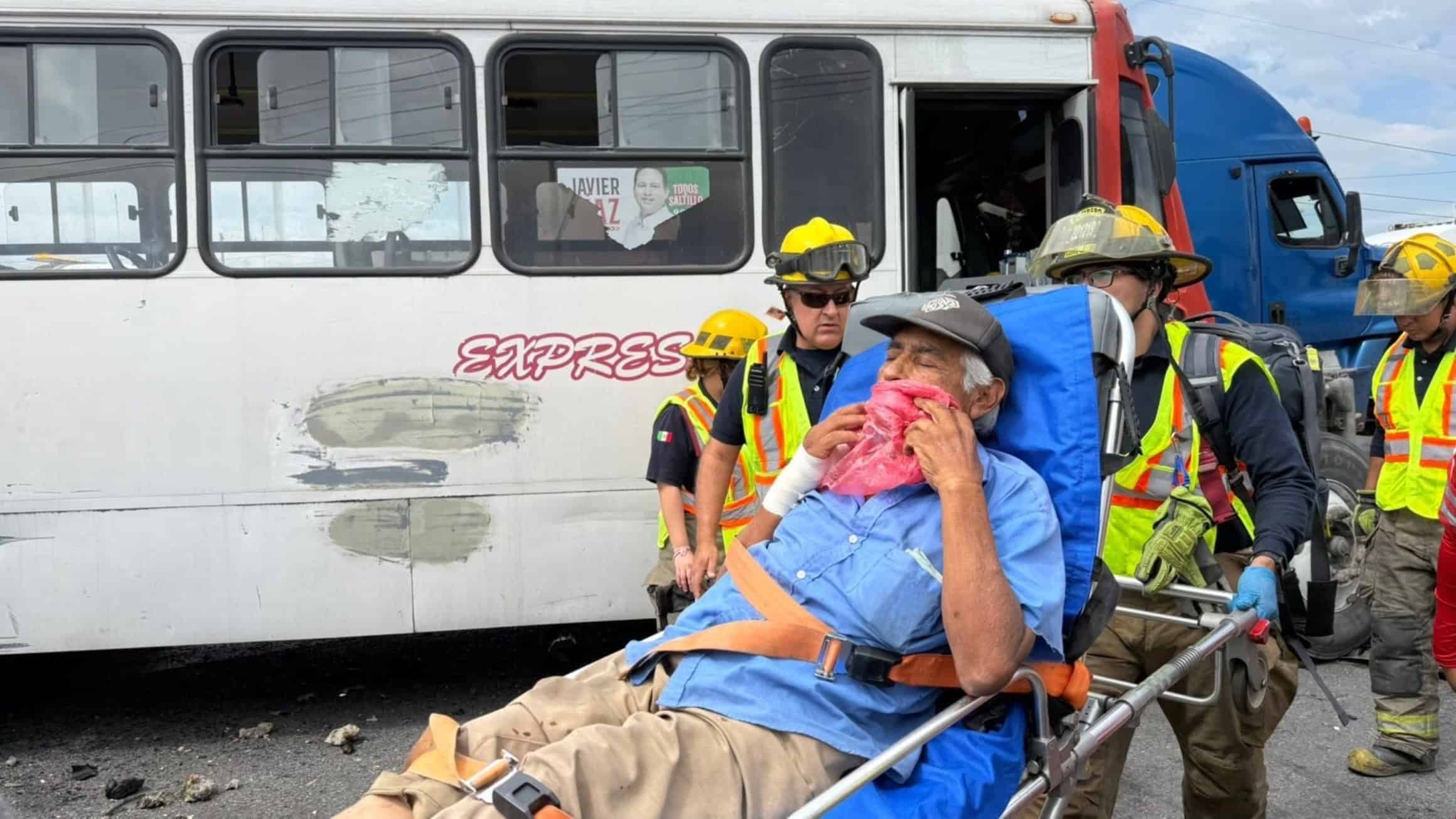 Fuerte choque entre tráiler y transporte público en Ramos Arizpe