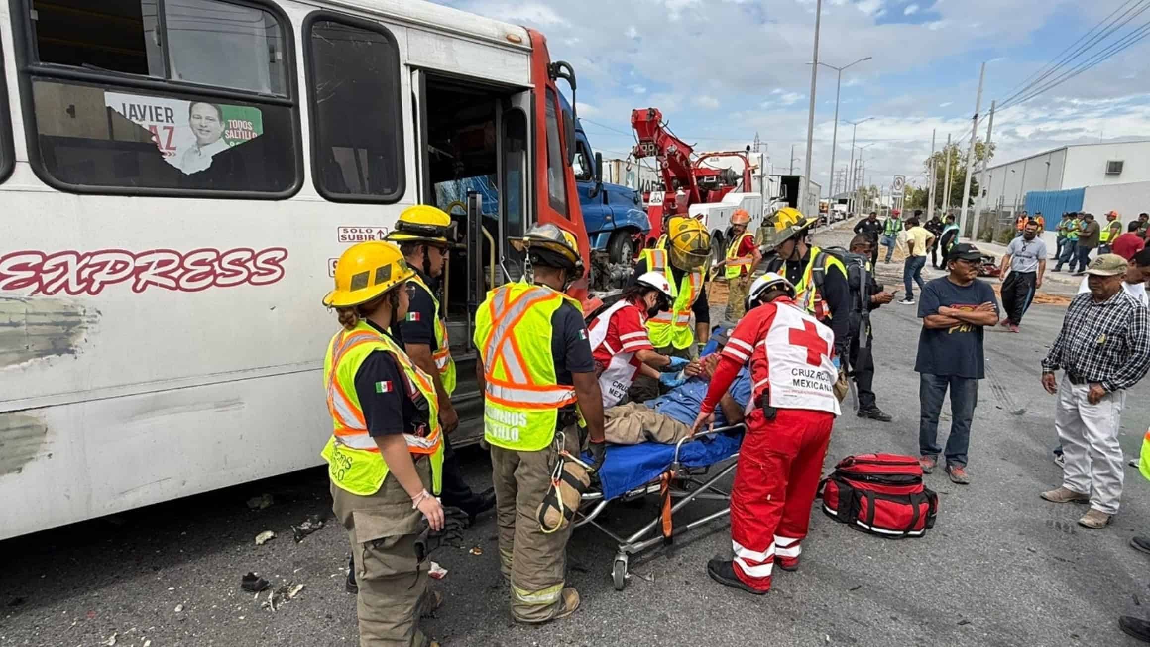 Fuerte choque entre tráiler y transporte público en Ramos Arizpe
