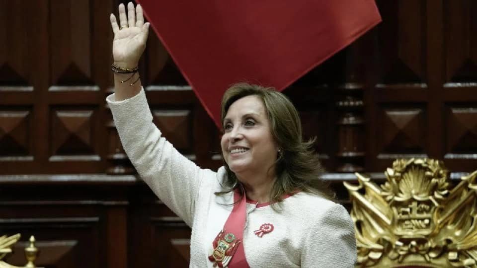 Congreso de Perú destituye a la presidenta Dina Boluarte