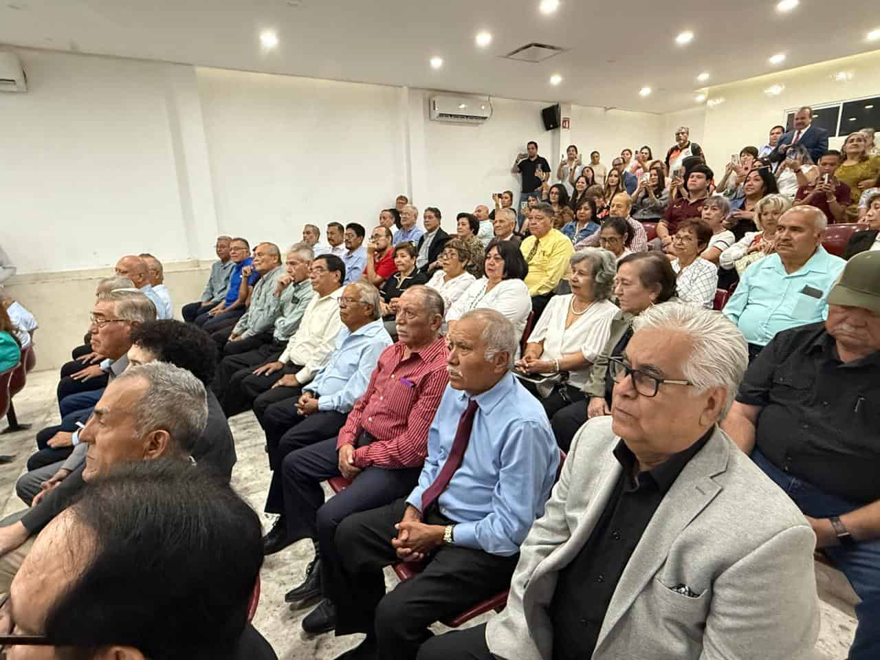 Emotivo reencuentro de la primera generación de egresados del CBTIS 36