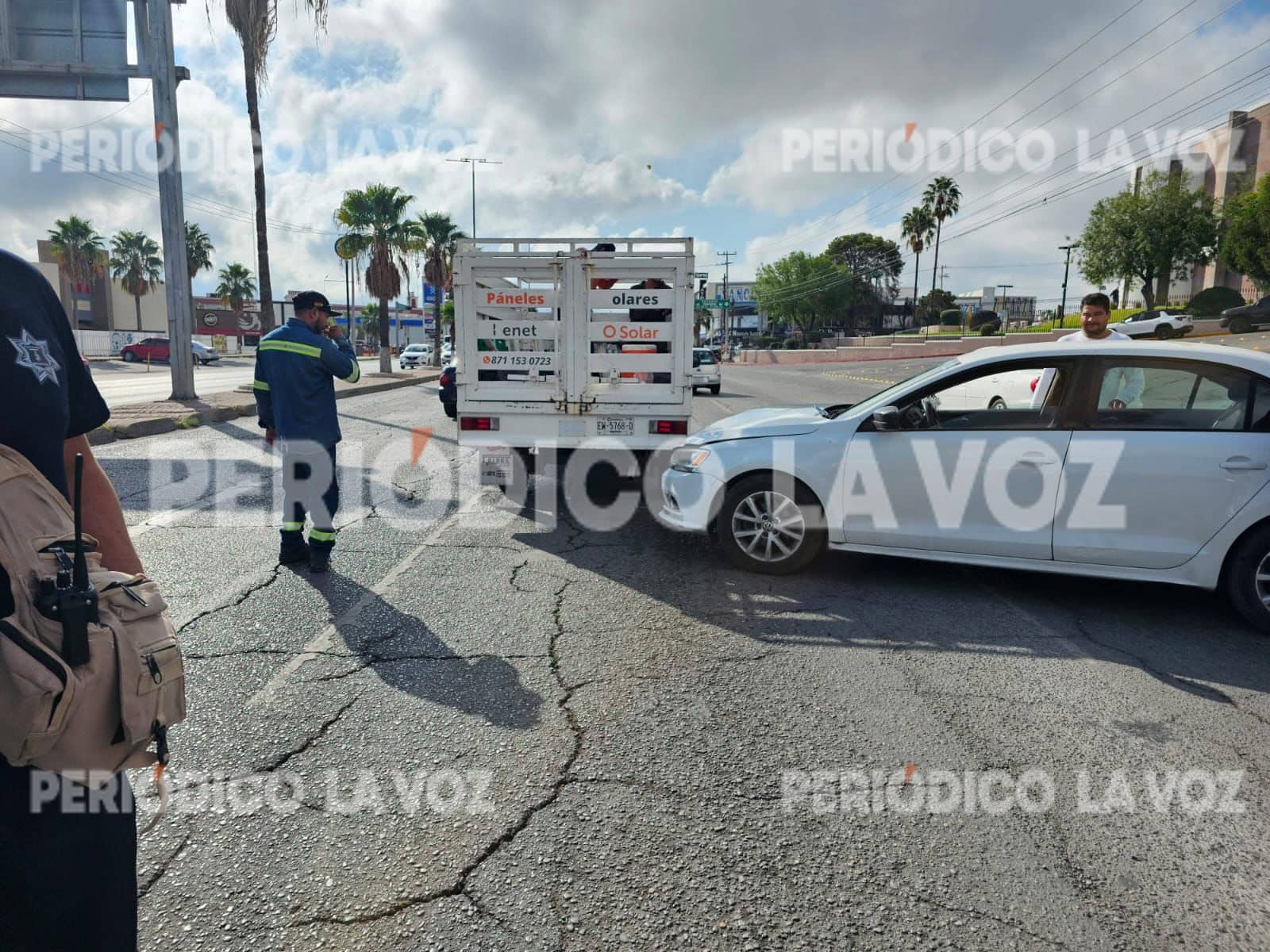 Accidente Vehicular en Monclova: Jetta Blanco Impacta Toyota Hilux en Bulevar Harold R. Pape