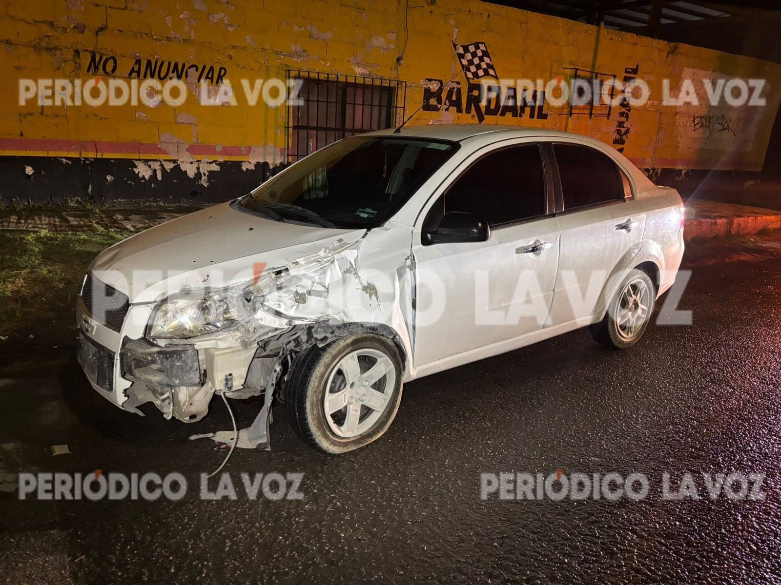 Choque en avenida Sidermex deja joven con lesiones menores