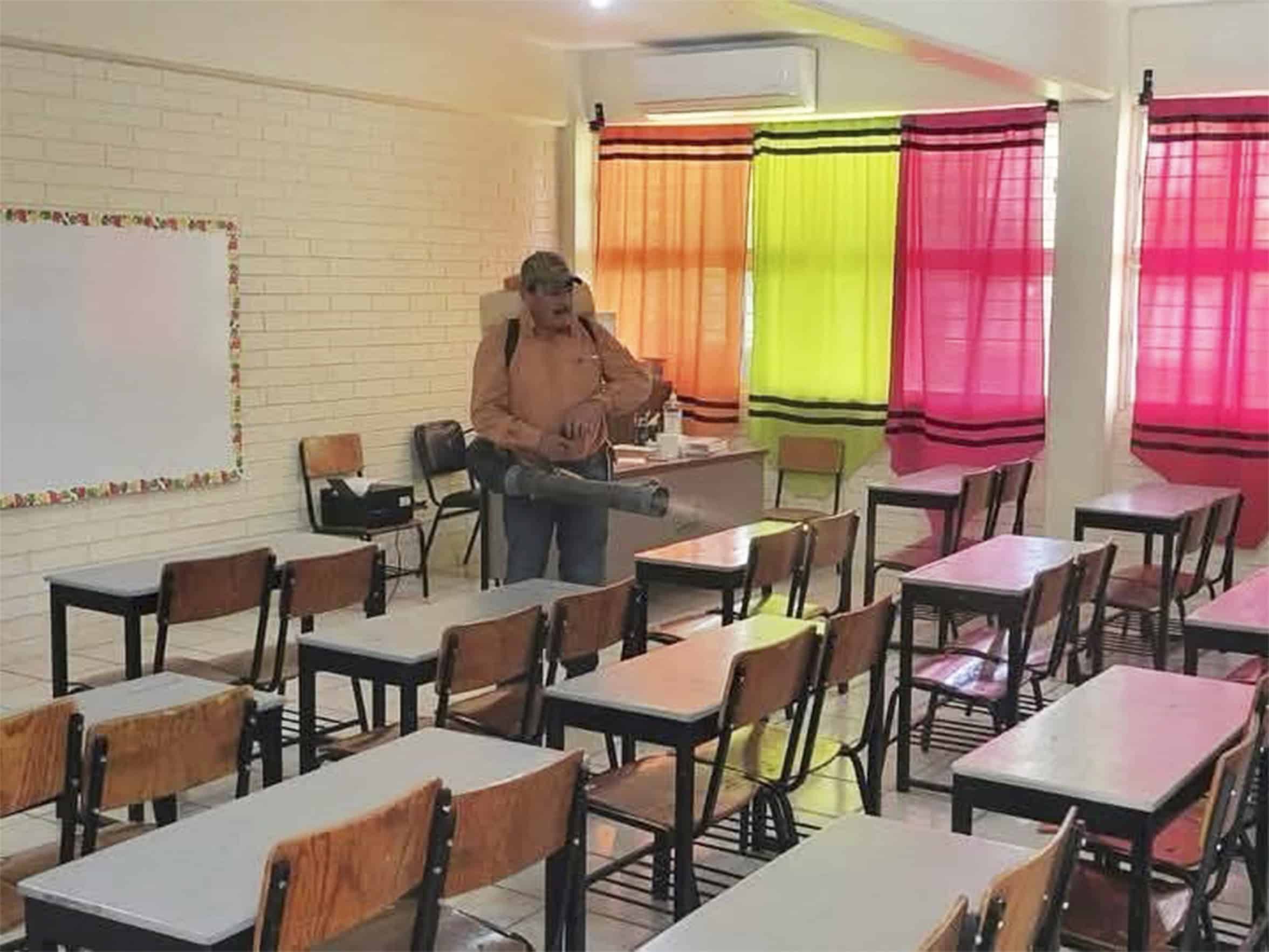 Vecinos participan en fumigación de escuelas en Villa Unión