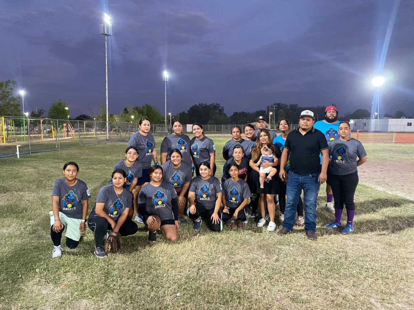 Pareja de Nava dona uniformes al equipo femenil de sóftbol "Angels"
