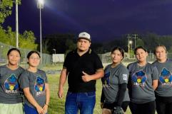 Pareja de Nava dona uniformes al equipo femenil de sóftbol “Angels”