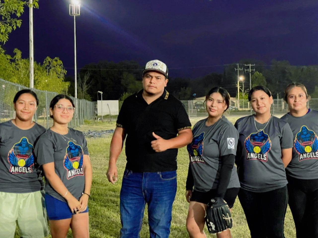 Pareja de Nava dona uniformes al equipo femenil de sóftbol "Angels"