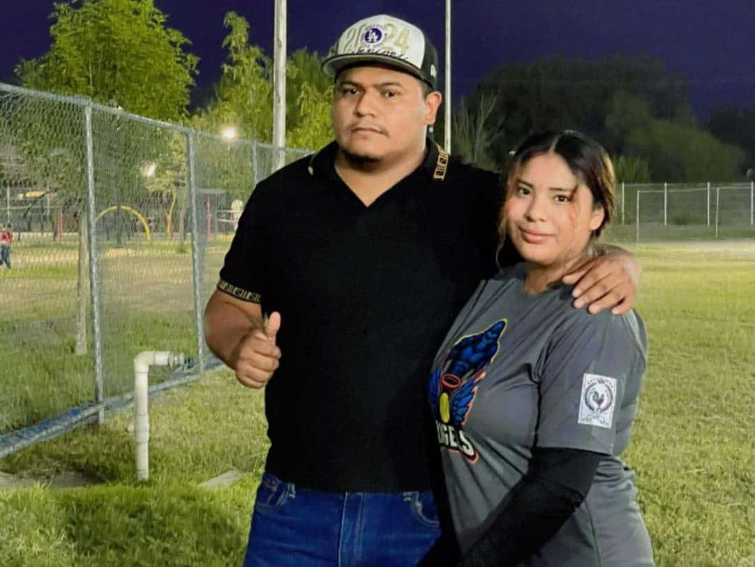 Pareja de Nava dona uniformes al equipo femenil de sóftbol "Angels"