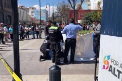Mujer fallece en plena vía pública dentro del centro de Saltillo