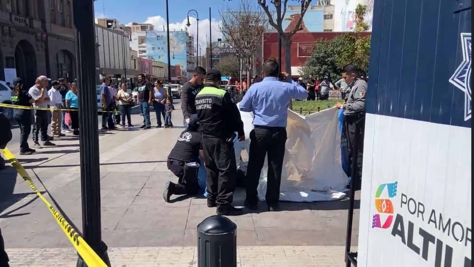 Mujer fallece en plena vía pública dentro del centro de Saltillo