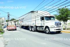 Tráiler derriba postes de CFE en Monclova: caos en colonia Guadalupe