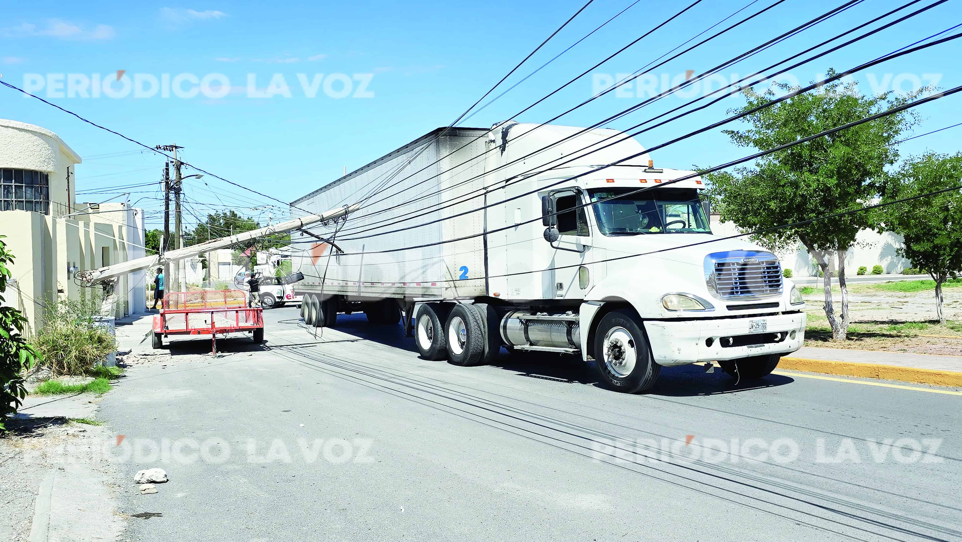 Tráiler derriba postes de CFE en Monclova: caos en colonia Guadalupe
