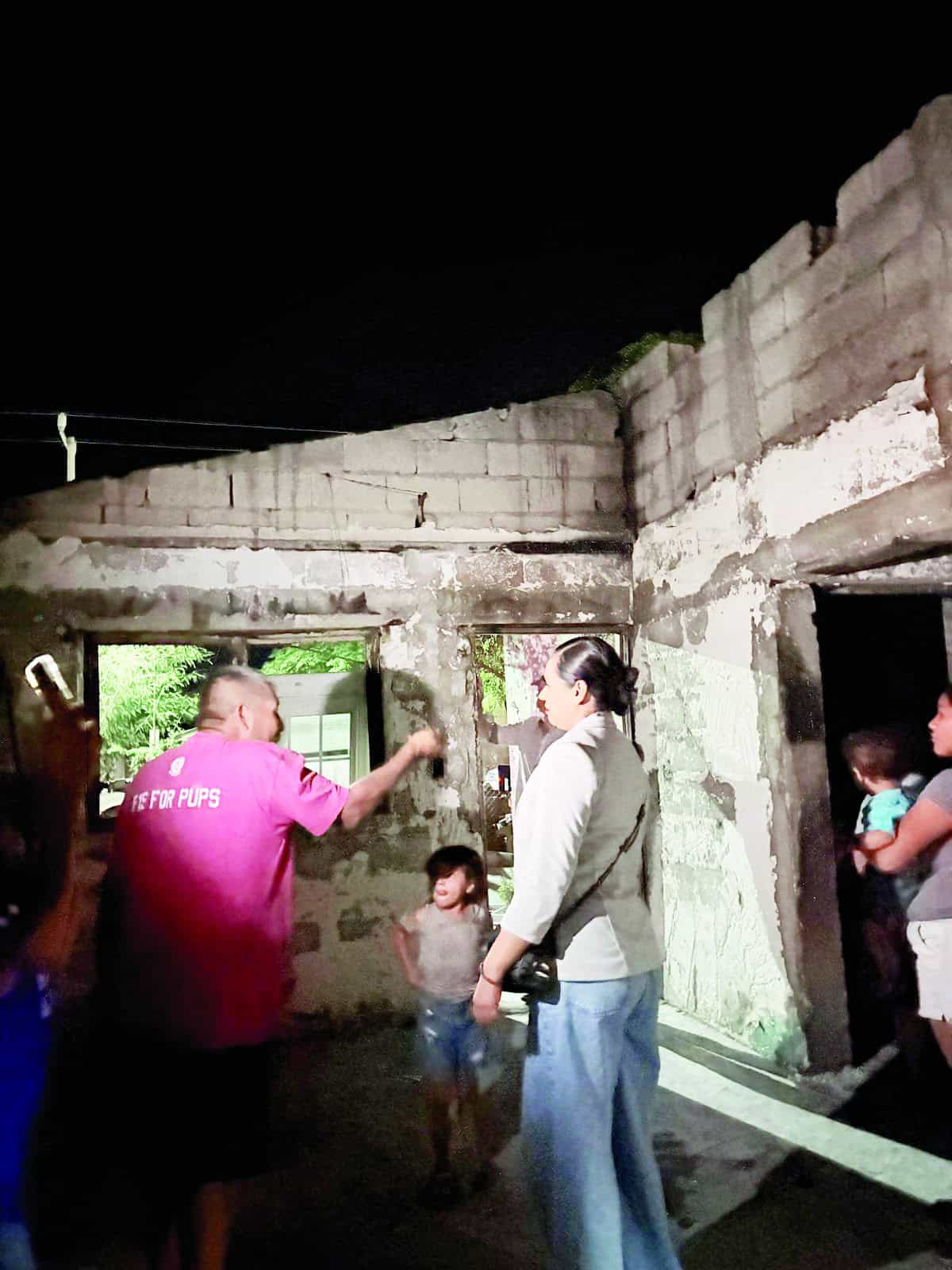 Alcaldesa Laura Jiménez lidera reconstrucción de vivienda afectada por incendio en Múzquiz