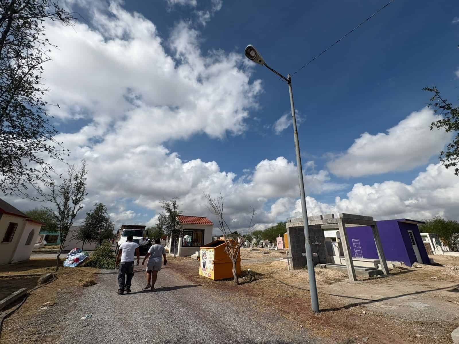 Reparan luminarias e instalan nuevas