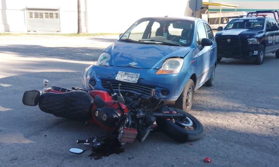 Impacta fémina a motociclista